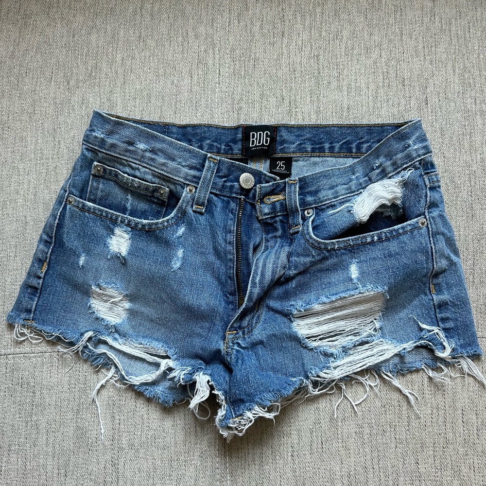 BDG Mid rise jean short